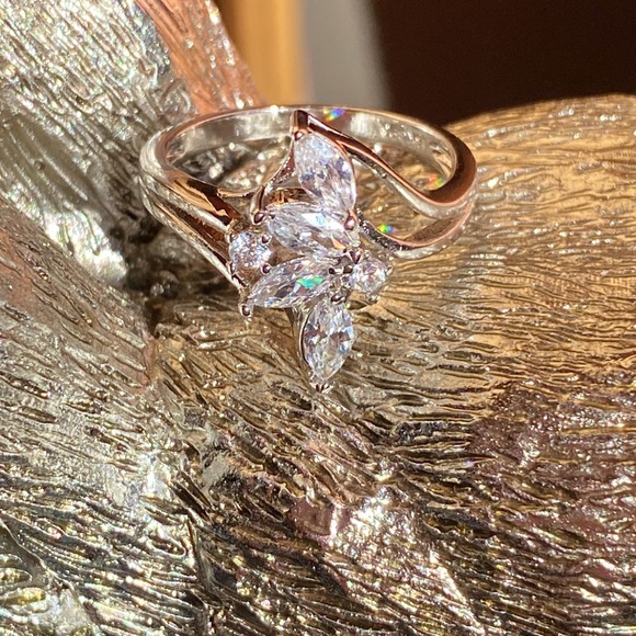 Stunning Crystal clear 5 stone  CZ ring Size 7 - Picture 3 of 3